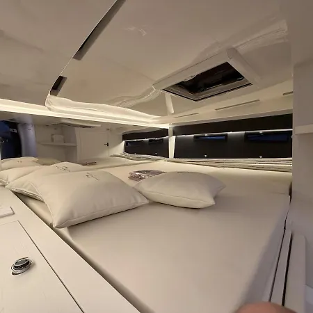 Botel Diva Catamarano Feriolo
