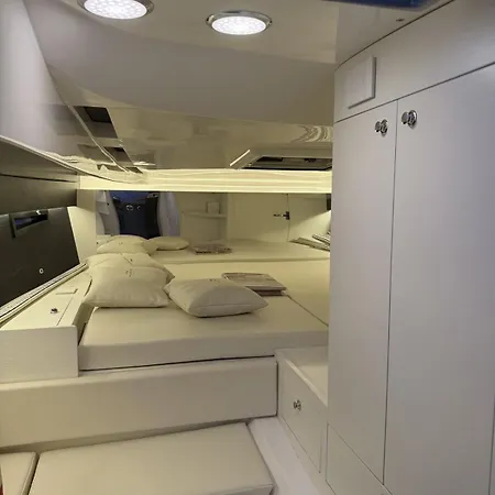 Botel Diva Catamarano