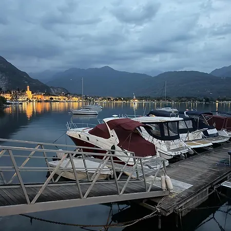 Botel Diva Catamarano Feriolo